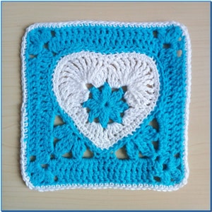 Patrón de cuadrados de abuela de crochet Manta de corazón de crochet, funda de cojín, bolsa de cosméticos, posavasos para taza caliente, agarradera de olla con forma de corazón, posavasos para bebidas, aplique