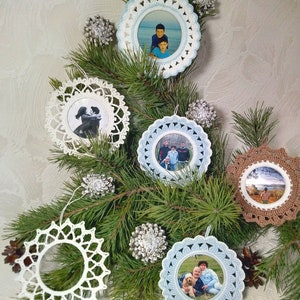 Patrón de crochet de 4 piezas en PDF, marco de encaje de crochet, marco de fotos redondo pequeño, decoración de árbol de Navidad, regalo de bebé, marco de fotos redondo pequeño para imágenes