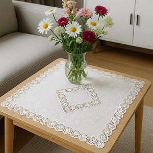 Liten fyrkantig vintageduk i vit, 79 x 77 cm, defektfri, virkad spetskant och mitt, soffbordsdekoration