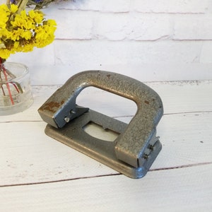 Vintage perforator, grijze perforator oud briefpapier, verzamelobjecten souvenir, kantoorbenodigdheden, vintage metalen kantoorgereedschap, papierperforator origineel