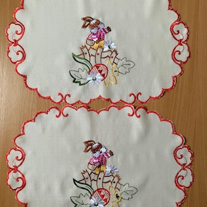 Conjunto de 2 toalhinhas de crochê ovais vintage, decoração de Páscoa, poliéster, bordado à máquina, bom estado, 29 x 43 cm