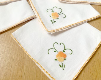 Ensemble vintage de 8 serviettes de table en coton, broderies de fleurs à la main appliquées, jolies serviettes de table à la ferme, beau cadre de table