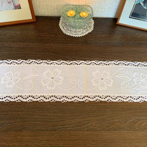 ヴィンテージリネンテーブルランナー 28.7 x 7インチ/73 x 18 cm 手刺繍の花柄サテンステッチ、スカラップボビンレースの縁取り、ロングドイリー、コーヒーテーブルの装飾