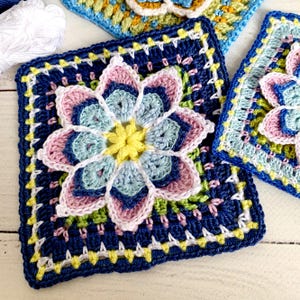 かぎ針編みのパターンのおばあちゃんの広場、ブランケット用のかぎ針編みの広場の花柄デザイン、クッションカバー、かぎ針編みの花、モダンなおばあちゃんの広場、化粧ポーチ。