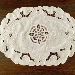 Serwetka owalna w stylu vintage, 40 x 29 cm, bez wad, haft ręczny, koronka belgijska, śliczna podkładka pod wazon lub figurkę, serwetka na stolik nocny