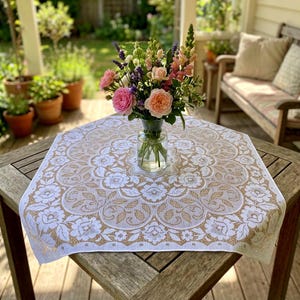 Tovaglia da tè vintage, ricamo a macchina, centrotavola quadrato, pizzo guipure, poliestere bianco 95 x 91 cm e 76 x 74 cm