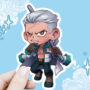 Op de afbeelding: Een sticker met een stripfiguur met grijs haar, een vastberaden uitdrukking en een litteken. Het personage draagt een groen gevoerde jas, een zwarte broek en houdt een moersleutel vast. De achtergrond is lichtblauw met bloemen- en steraccenten.