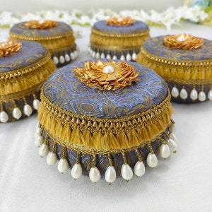 Indische Bevorzugung Mithai Stahl Ladoo Boxen / Trockenfruchtbox Laddu für Gast / pakistanische Hochzeitsgeschenk / handgefertigte Boxen Haldimehandi Sangeet Geschenk