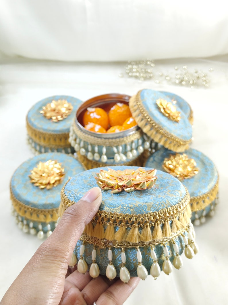holi return favours