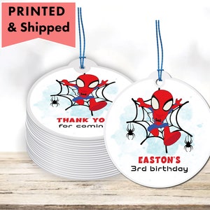 Op de afbeelding: Ronde, witte, bedrukbare bedankkaartjes met een cartoonafbeelding van Spiderman in een rood-blauw pak dat aan een web slingert. De tekst op het kaartje luidt "Bedankt voor je komst" en "Easton's 3rd birthday".