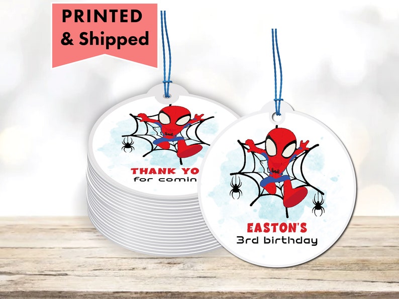 Op de afbeelding: Ronde, witte, bedrukbare bedankkaartjes met een cartoonafbeelding van Spiderman in een rood-blauw pak dat aan een web slingert. De tekst op het kaartje luidt "Bedankt voor je komst" en "Easton's 3rd birthday".