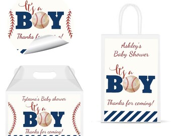 Può includere: Un adesivo rotondo, una scatola bianca con manico e un sacchetto regalo in carta bianca, tutti con grafica da baseball, testo blu navy "It's a BOY" e testo rosso "Thanks for coming!" con "Ashley's Baby Shower" o "Tyleana's Baby Shower".