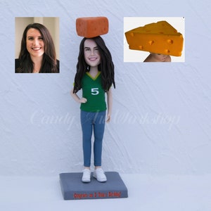 Frau Bobblehead Kundenspezifische. Personalisierte Lady Figur mit einem Käse auf dem Kopf, benutzerdefinierte Geburtstagstorte Topper für Freundin, Frau, Chefin