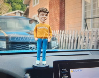 Figurine à pompon personnalisée pour tableau de bord, Figurine à pompon personnalisée sur voiture, Tête bancale pour camion, Figurine à pompon secouant la tête pour chauffeur de taxi