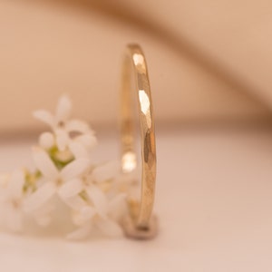 Anillo de oro martillado plano, finamente martillado, sólido, sostenible, oro 333, 585, 750 (8k, 14k, 18k), anillo apilable, anillo de compromiso de orfebrería imagen 2