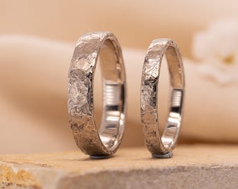 MONDGESTEIN Eheringe rustikal gehämmert 585 Weißgold Massiv Goldschmied Personalisiert einzigartig wild Handgeschmiedet Traurringe Struktur