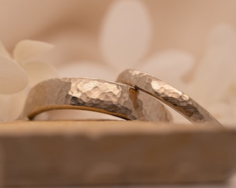 FEINER RUNDER HAMMERSCHLAG Eheringe 585 Weißgold gehämmert Goldschmied Personalisiert schlicht elegante Trauringe Gravur handgeschmiedet