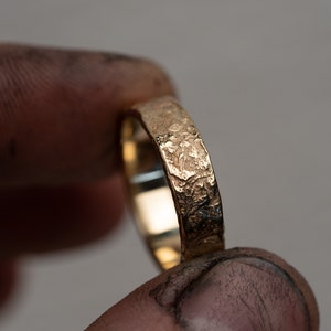 Eheringe aus massivem 585er Gold mit Natur Stein Struktur, gehämmert, Breit, Handgeschmiedet, Gravur, Echtgold, Partner Ring außergewöhnlich Bild 5