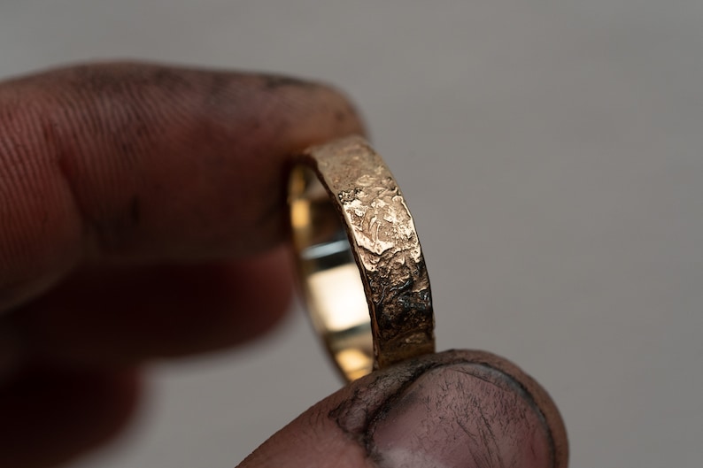 Eheringe aus massivem 585er Gold mit Natur Stein Struktur, gehämmert, Breit, Handgeschmiedet, Gravur, Echtgold, Partner Ring außergewöhnlich Bild 5