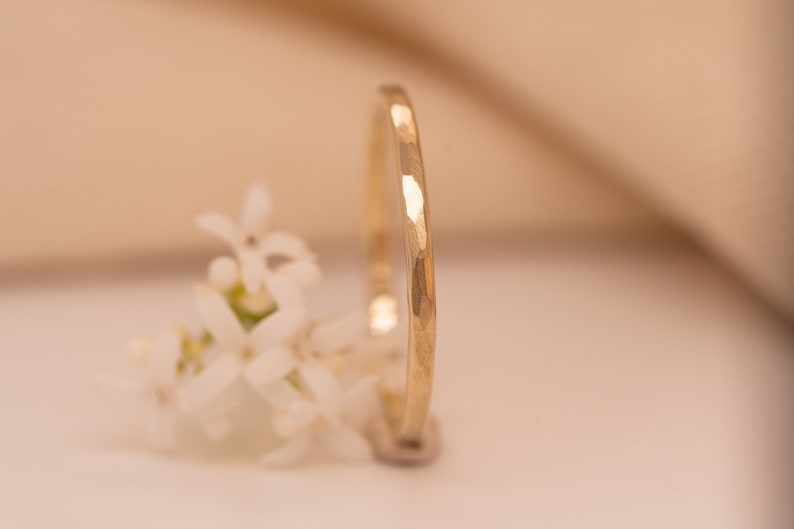 Anillo de oro martillado plano, finamente martillado, sólido, sostenible, oro 333, 585, 750 (8k, 14k, 18k), anillo apilable, anillo de compromiso de orfebrería imagen 2