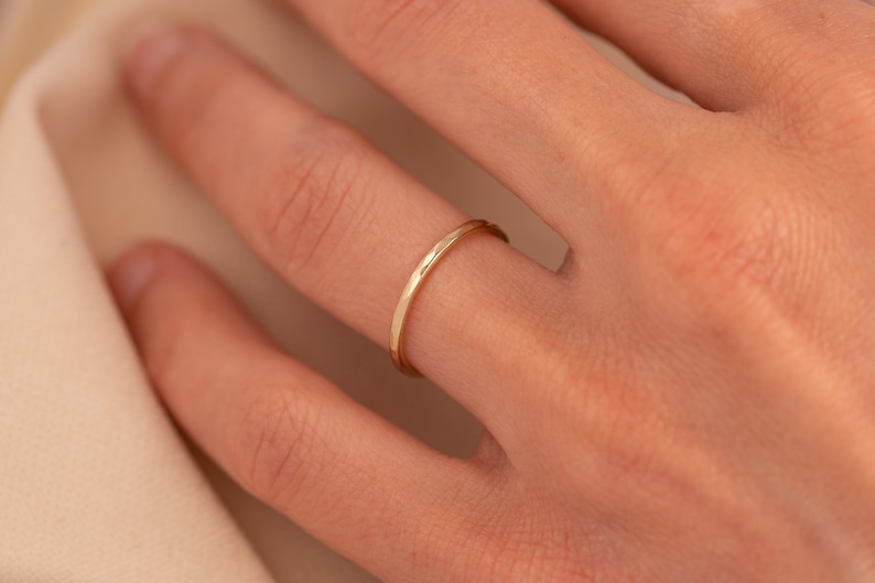 Anillo de oro martillado plano, finamente martillado, sólido, sostenible, oro 333, 585, 750 (8k, 14k, 18k), anillo apilable, anillo de compromiso de orfebrería imagen 6