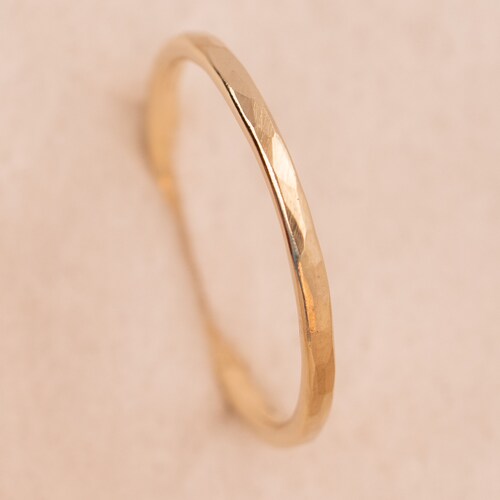 Bague plate en or martelé, finement martelée, massive et durable, en or 333, 585 et 750 (8, 14 et 18 carats), bague empilable, bague de fiançailles d'orfèvre