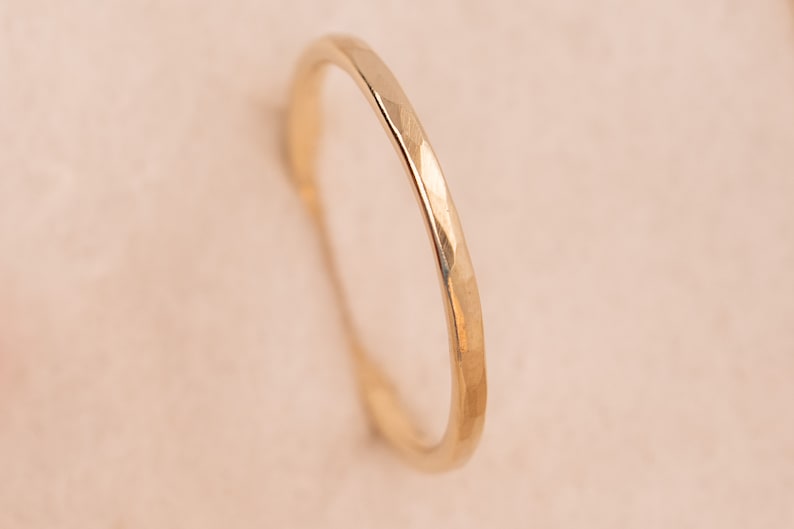 Anillo de oro martillado plano, finamente martillado, sólido, sostenible, oro 333, 585, 750 (8k, 14k, 18k), anillo apilable, anillo de compromiso de orfebrería imagen 1