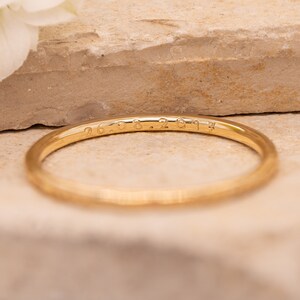 Anillo de oro martillado plano, finamente martillado, sólido, sostenible, oro 333, 585, 750 (8k, 14k, 18k), anillo apilable, anillo de compromiso de orfebrería imagen 7
