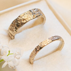 Wedding rings made of solid 585 gold with natural stone structure, hammered, wide, hand-forged, engraving, real gold, partner ring exceptional