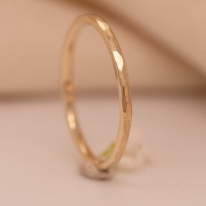 Anillo de oro martillado plano, finamente martillado, sólido, sostenible, oro 333, 585, 750 (8k, 14k, 18k), anillo apilable, anillo de compromiso de orfebrería imagen 3