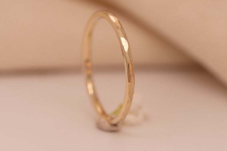 Anillo de oro martillado plano, finamente martillado, sólido, sostenible, oro 333, 585, 750 (8k, 14k, 18k), anillo apilable, anillo de compromiso de orfebrería imagen 3