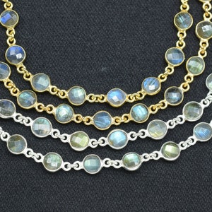 Puede incluir: Cuatro cadenas de plata y oro con cuentas de piedras preciosas azul verdosas. Las cadenas están superpuestas.