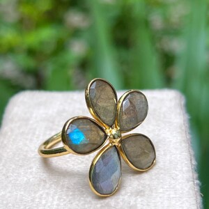Błyszczący pierścień w kształcie kwiatu z labradorytu/ręcznie robiony pierścień dla kobiet/kształt łzy/pierścionek z wieloma kamieniami/regulowany pierścień/pierścionek z imitacją rubinu dla niej