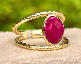 Bague rubis - Pierre gemme rouge ovale en laiton plaqué or 18 carats | Bijoux avec pierre de naissance de juillet | Cadeau d'anniversaire pour elle | Bijoux en pierres précieuses faits main