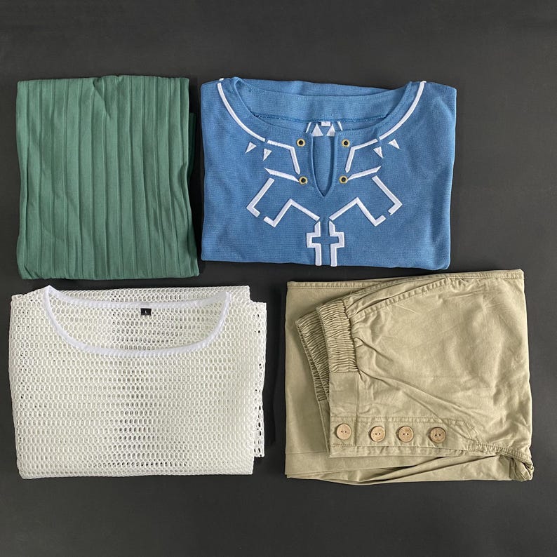 Pu&ograve; includere: Un assortimento di capi di abbigliamento piegati su una superficie scura. Include un top verde plissettato, una camicia azzurra con un disegno geometrico bianco, un top in rete bianco e pantaloni color cachi con bottoni.