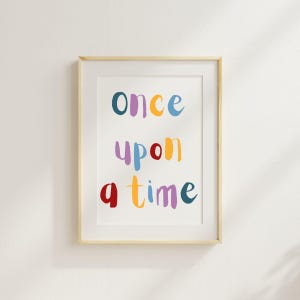 Peut inclure: Une impression encadrée avec le texte "once upon a time" en lettres manuscrites colorées. Les lettres sont dans des tons de bleu, violet, jaune, orange et rouge.