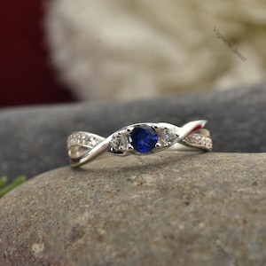 Bague saphir bleu : solitaire en argent sterling avec rehauts