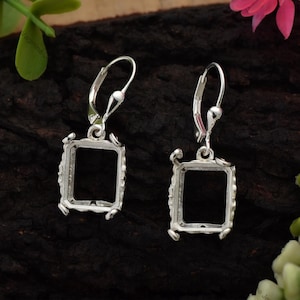 Puede incluir: Un par de engastes para pendientes de plata con un bisel cuadrado. Los engastes están diseñados para sujetar una piedra u otro adorno.