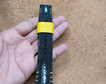 Handgefertigtes Black Stingray Uhrenarmband: Gepolsterte Schiene mit gelben Akzenten