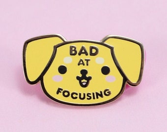 Slecht scherpstellen harde emaille pin | Schattige kawaiispeld | ADHD-bewustzijn | Gemakkelijk af te leiden Labrador | 1,3 inch pin
