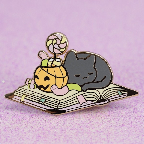 Sömnig godis katt och bok nål | Kawaii pastellfärgad Halloween nål | Hård emalj | 5 cm