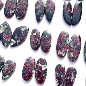 Lote de pedras preciosas Eudialyte Pair, lote de cabochões de pedras preciosas Eudialyte Pairs no atacado, Eudialyte 100% natural de alta qualidade