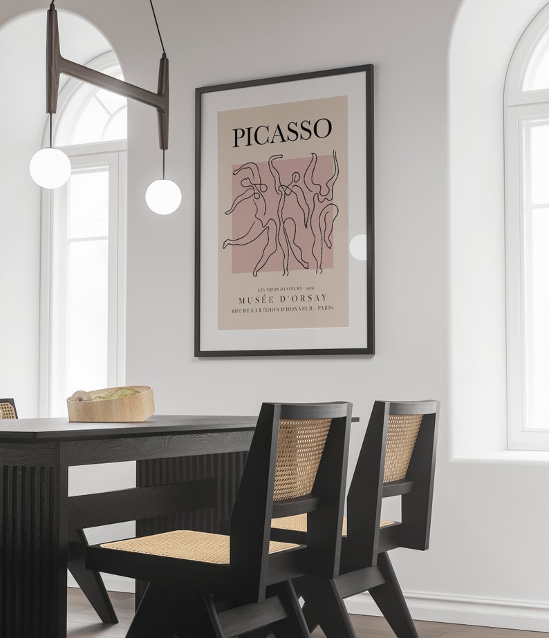 Puede incluir: Un p&oacute;ster enmarcado en negro con fondo rosa y un dibujo de l&iacute;nea negra de figuras bailando. El p&oacute;ster dice "PICASSO" y "MUS&Eacute;E D'ORSAY".