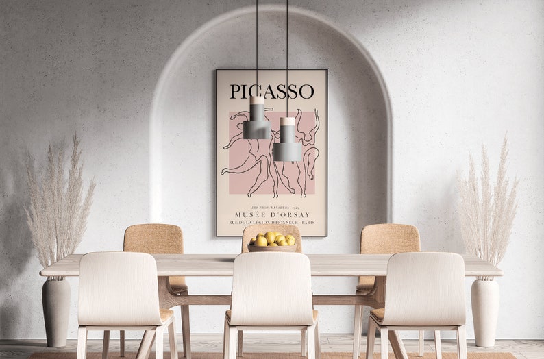 Puede incluir: Un comedor con una mesa blanca y seis sillas. La mesa est&aacute; puesta con un cuenco de limones y un jarr&oacute;n de hierba de la pampa seca. Un p&oacute;ster con el texto "PICASSO" y "MUSEE D'ORSAY" cuelga de la pared.