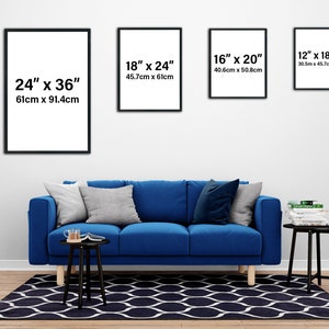 Puede incluir: Cuatro im&aacute;genes enmarcadas en negro de diferentes tama&ntilde;os colgadas en una pared blanca sobre un sof&aacute; azul. Las im&aacute;genes muestran las dimensiones en pulgadas y cent&iacute;metros. El sof&aacute; est&aacute; en un ambiente de sala de estar con una alfombra de patr&oacute;n blanco y negro, una mesa auxiliar negra y una pila de libros.