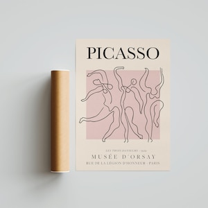 Puede incluir: Un p&oacute;ster minimalista con un dibujo de l&iacute;nea de tres bailarines en negro sobre un fondo rosa. El p&oacute;ster presenta el texto "PICASSO" en negro en la parte superior y "LES TROIS DANSEURS - 1929 MUS&Eacute;E D'ORSAY RUE DE LA L&Eacute;GION D'HONNEUR - PARIS" en negro en la parte inferior.