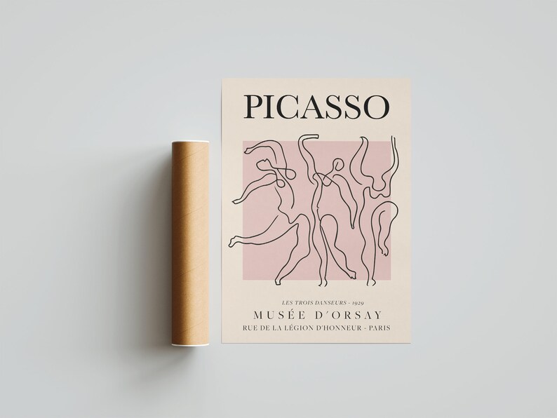 Puede incluir: Un p&oacute;ster minimalista con un dibujo de l&iacute;nea de tres bailarines en negro sobre un fondo rosa. El p&oacute;ster presenta el texto "PICASSO" en negro en la parte superior y "LES TROIS DANSEURS - 1929 MUS&Eacute;E D'ORSAY RUE DE LA L&Eacute;GION D'HONNEUR - PARIS" en negro en la parte inferior.