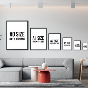 Puede incluir: Una comparaci&oacute;n de diferentes tama&ntilde;os de papel, incluyendo AO, A1, A2, A3 y A4, mostrados en una pared blanca en un ambiente de sala de estar moderna. Los tama&ntilde;os se indican en mil&iacute;metros.