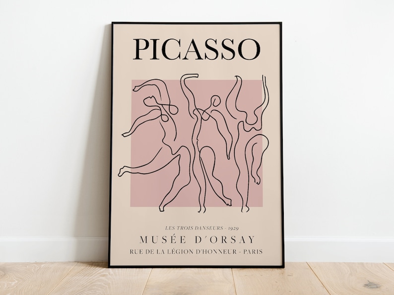 Puede incluir: Un dibujo en blanco y negro de tres bailarines sobre un fondo rosa. El cartel est&aacute; titulado "PICASSO" e incluye el texto "LES TROIS DANSEURS - 1929 MUS&Eacute;E D'ORSAY RUE DE LA L&Eacute;GION D'HONNEUR - PARIS".
