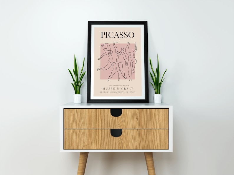 Puede incluir: Una impresi&oacute;n enmarcada en negro con un fondo rosa y un dibujo de l&iacute;nea negra de bailarines. La impresi&oacute;n tiene el texto "PICASSO" y "MUSEE D'ORSAY" en negro.